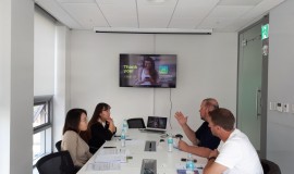 Rudinei Gerhart e Esthevan Gasparoto realizando o primeiro Pitch no CCEI de Daegu.