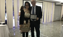 Gabriela C. Ferreira, eleita como Diretora Técnica, saúda Renato de Aquino Faria Nunes, Diretor Técnico da Anprotec durante os anos de 2016-17.