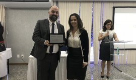 Tony Chierighini, Diretor de Administração e Finanças no período 2016-17, recebe homenagem de Emília Rosângela Pires da Silva Franco, nova Diretora de Administração e Finanças.