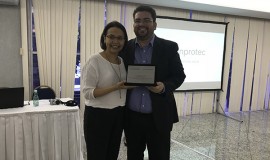 Gisa Bassalo, eleita Diretora de Redes e Associados, presta sua homenagem a Jardel Matos, Diretor de Redes e Associados durante o mandato 2016-17.