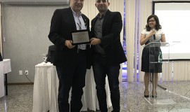 Elso Alberti Junior, Conselheiro Fiscal 2016-2017, recebe homenagem de Bruno Alencar, eleito para o cargo na nova diretoria.
