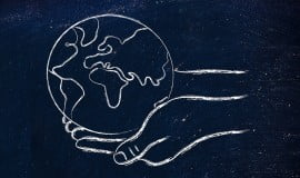 mãos-segurando-globo