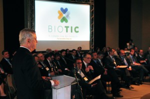 Hotel Royal Tulip Brasília Alvorada, Brasília, DF, Brasil 5/5/2017 Foto: Dênio Simões/Agência Brasília. O 1º Diálogo Biotic: Iniciativas de Inovação Tecnológica para a Bioeconomia ocorre nesta sexta-feira (5), no Hotel Royal Tulip Brasília Alvorada. Coordenado pela Federação das Indústrias do Distrito Federal (Fibra), o encontro reúne com a administração pública representantes de empresas do setor de tecnologia, agrotecnologia e bioeconomia, investidores, gestores de fundos e especialistas. O governador de Brasília, Rodrigo Rollemberg, participou da abertura do debate na manhã de hoje.