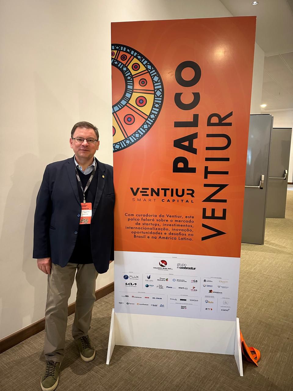 Foto de Artur Gibbon no evento.