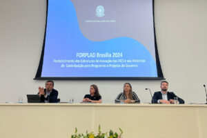 Adriana Faria na mesa do FORPLAD 2024