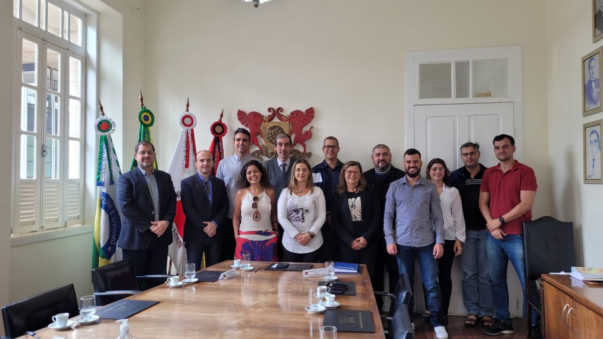 Representantes da UFV e visitantes da RNP.