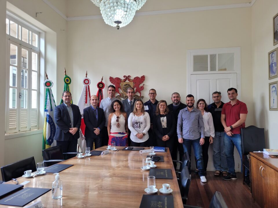 Representantes da UFV e visitantes da RNP.