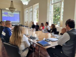 Visitantes e UFV em reunião.